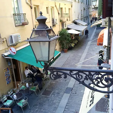 Eclat Apartment *